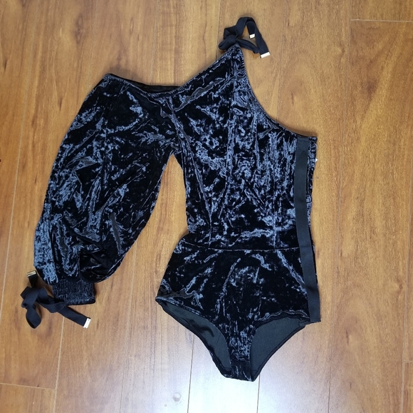 Hot as Hell One Tie Shoulder Velvet Bodysuit NWT - Picture 4 of 8